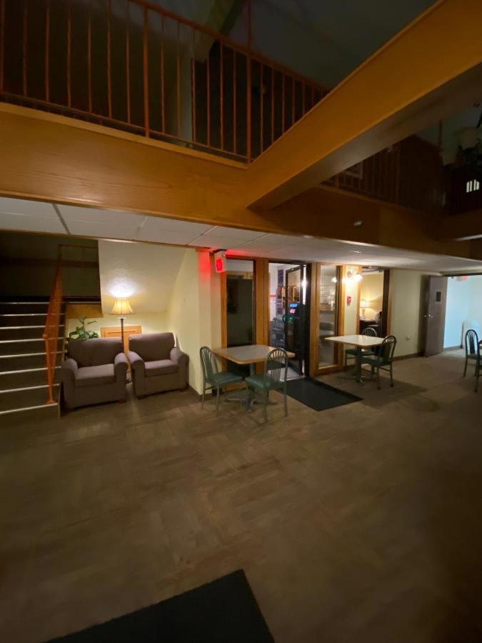 Bison Plains Lodge Moorhead Exterior photo
